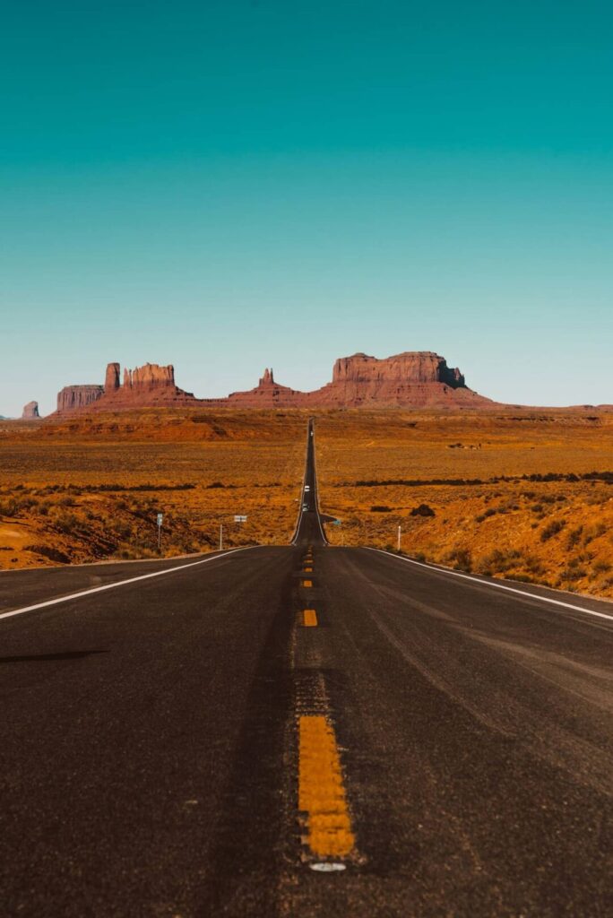 strada infinita nella monument valley