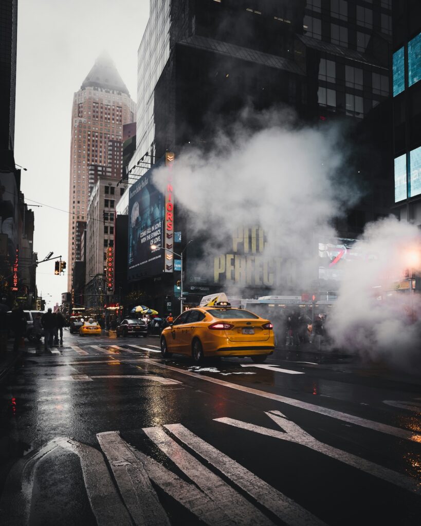 Fumi che escono dai tombini sulla Fifth Avenue di New York