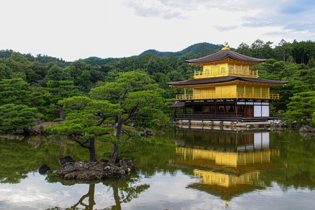 kinkaku-ji-kyoto Il kinkakuji che si riflette nel lago antistante