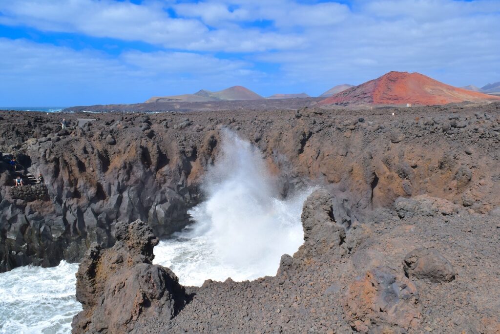 Le onde si infangono e l'acqua ribolle a Los Hervideros