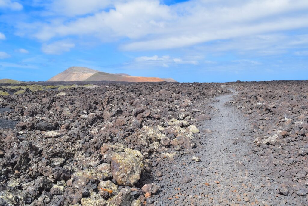 Sentiero in un paesaggio lunare verso la Caldera Blanca