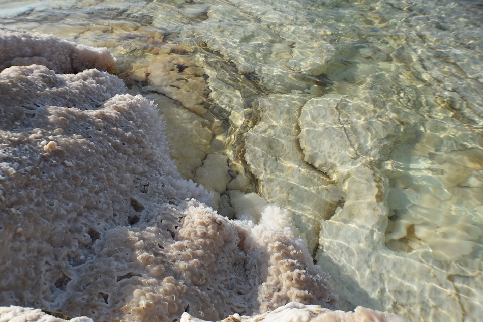 Formazioni saline sulle coste del Mar Morto