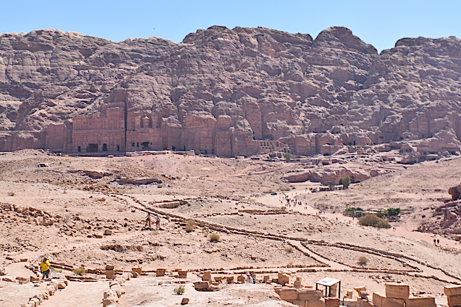 La vallata di Petra con i suoi edifici scavati nella roccia
