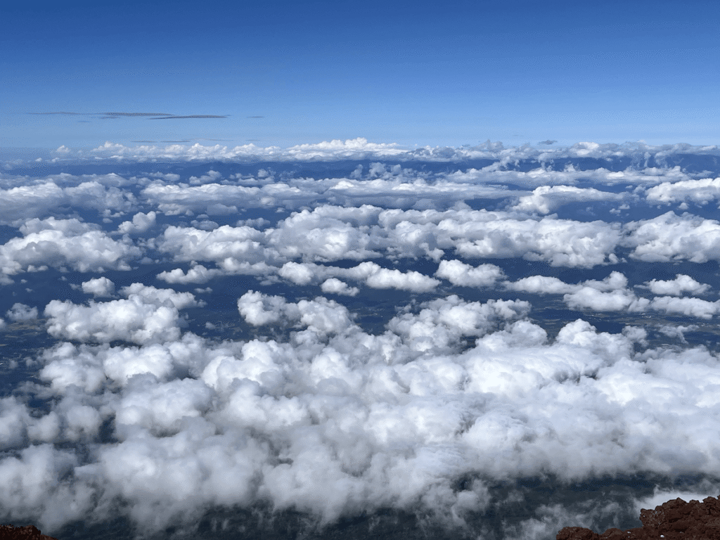 Sopra le nuvole dalla vetta del Monte Fuji