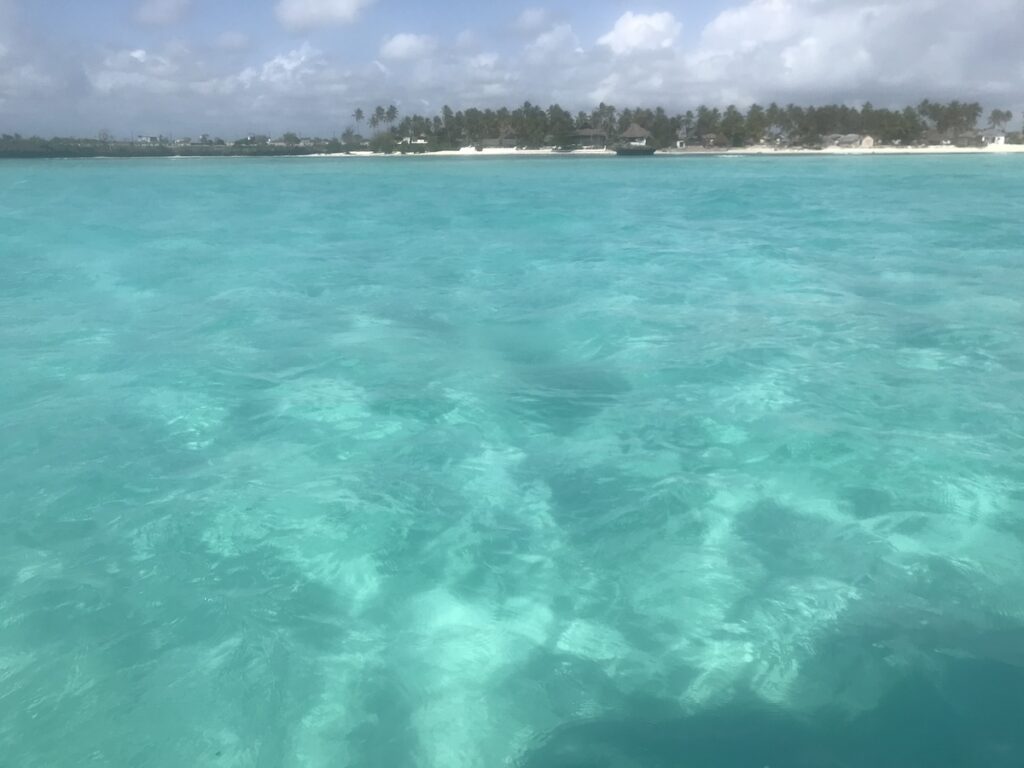 zanzibar-turchese Acqua turchese cristallina vicino alle cose di Zanzibar