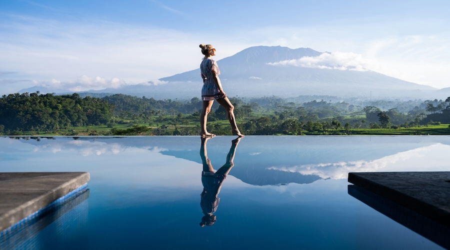 inifinity pool a Bali con vulcano sullo sfondo