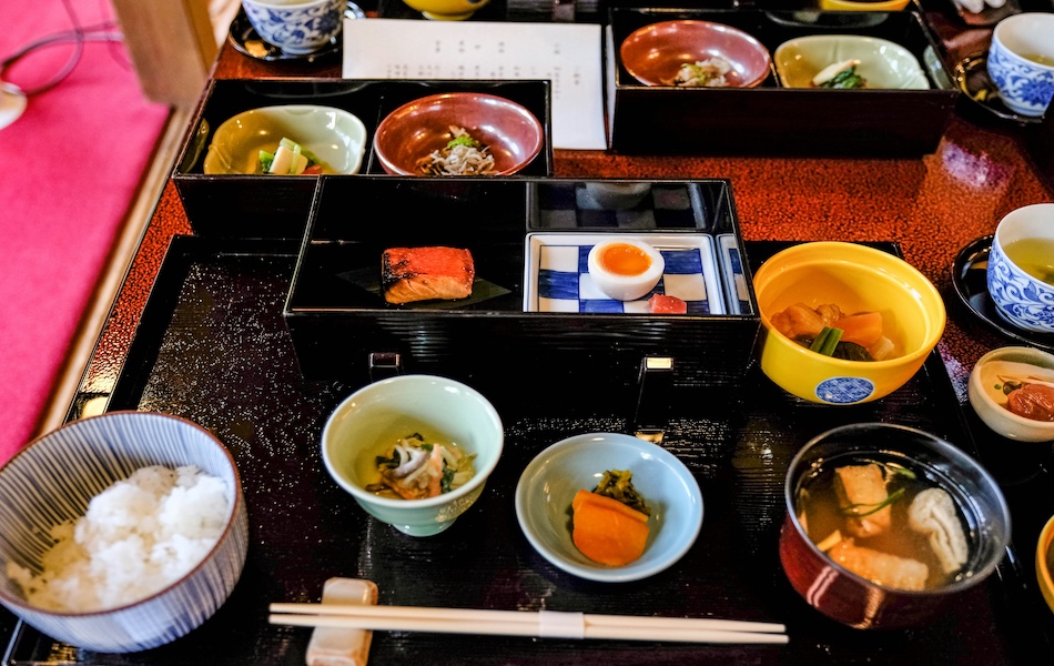 Cena kaiseki servita in un ryokan