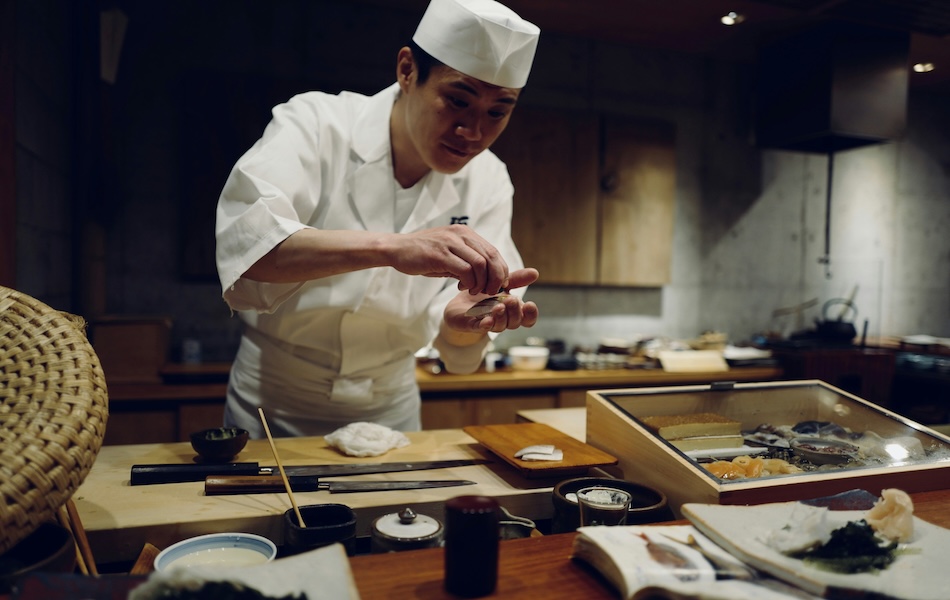 Chef prepara la cucina kaiseki
