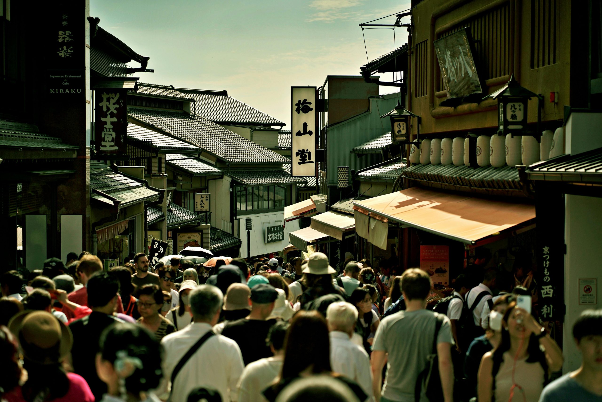 pexels-john-hk-kim-2155461688-33750791-scaled Folla nell’alta stagione turistica in Giappone